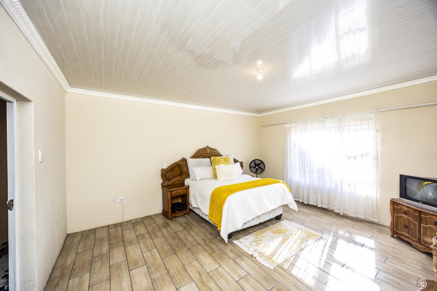 5 Bedroom Property for Sale in Summerpride Eastern Cape